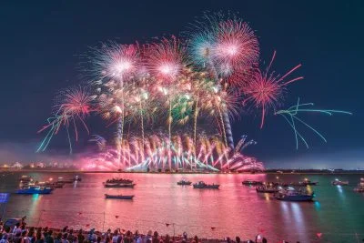 無料壁紙 夜空に輝くピンクの連発花火。PCとデスクトップ壁紙に最適な4K高画質の無料壁紙。三重県桑名市の桑名水郷花火大会で撮影したフリー写真素材