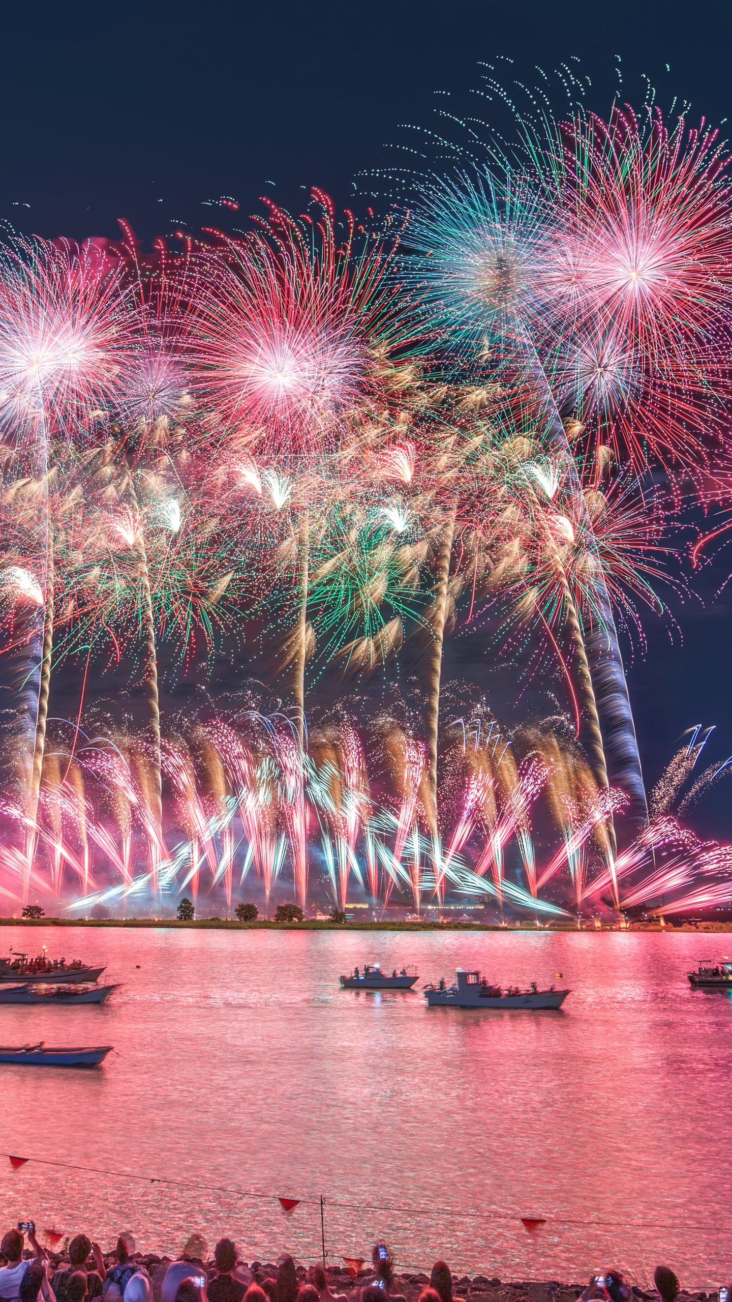 夜空に輝くピンクの連発花火(三重県桑名市・桑名水郷花火大会)
