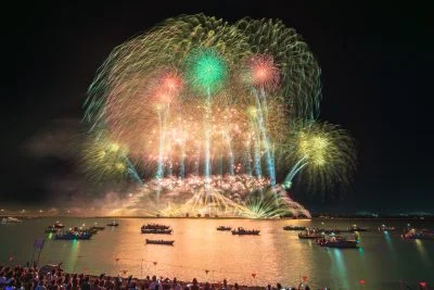 無料壁紙 フィナーレの豪華な花火。PCとデスクトップ壁紙に最適な4K高画質の無料壁紙。三重県桑名市の桑名水郷花火大会で撮影したフリー写真素材