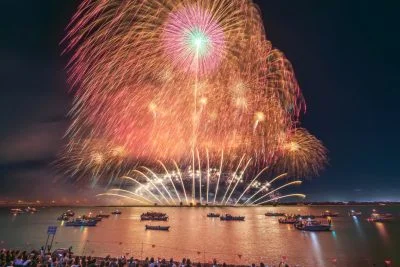 無料壁紙 フィナーレの連発花火。PCとデスクトップ壁紙に最適な4K高画質の無料壁紙。三重県桑名市の桑名水郷花火大会で撮影したフリー写真素材