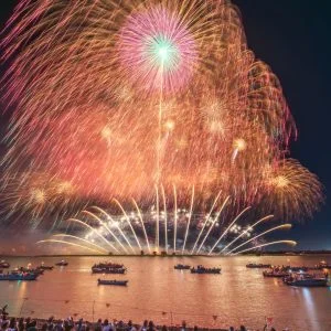 無料壁紙 フィナーレの連発花火。PCとデスクトップ壁紙に最適な4K高画質の無料壁紙。三重県桑名市の桑名水郷花火大会で撮影したフリー写真素材