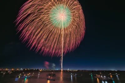 無料壁紙 大迫力の２尺玉。PCとデスクトップ壁紙に最適な4K高画質の無料壁紙。三重県桑名市の桑名水郷花火大会で撮影したフリー写真素材