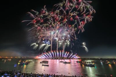 無料壁紙 彩り豊かな連発花火。PCとデスクトップ壁紙に最適な4K高画質の無料壁紙。三重県桑名市の桑名水郷花火大会で撮影したフリー写真素材