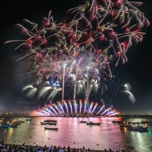 無料壁紙 彩り豊かな連発花火。PCとデスクトップ壁紙に最適な4K高画質の無料壁紙。三重県桑名市の桑名水郷花火大会で撮影したフリー写真素材