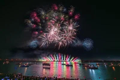 無料壁紙 カラフルで可愛い連発花火。PCとデスクトップ壁紙に最適な4K高画質の無料壁紙。三重県桑名市の桑名水郷花火大会で撮影したフリー写真素材