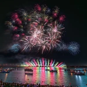 無料壁紙 カラフルで可愛い連発花火。PCとデスクトップ壁紙に最適な4K高画質の無料壁紙。三重県桑名市の桑名水郷花火大会で撮影したフリー写真素材