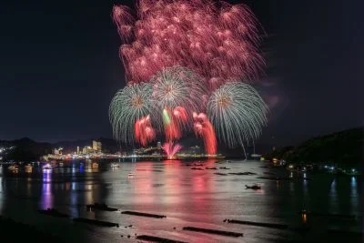 無料壁紙 桜吹雪のような連発花火。PCとデスクトップ壁紙に最適な4K高画質の無料壁紙。三重県鳥羽市の鳥羽みなとまつりで撮影したフリー写真素材