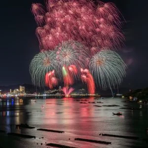 無料壁紙 桜吹雪のような連発花火。PCとデスクトップ壁紙に最適な4K高画質の無料壁紙。三重県鳥羽市の鳥羽みなとまつりで撮影したフリー写真素材