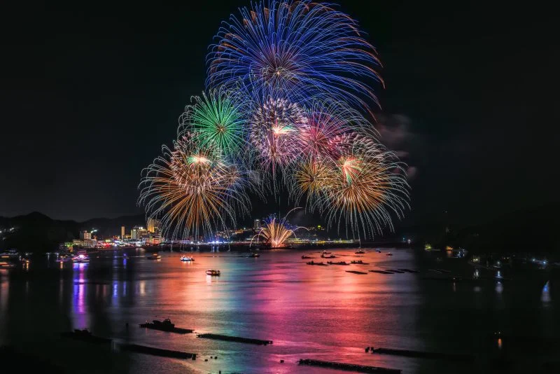 無料壁紙 色とりどりの連発花火。PCとデスクトップ壁紙に最適な4K高画質の無料壁紙。三重県鳥羽市の鳥羽みなとまつりで撮影したフリー写真素材