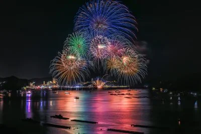 無料壁紙 色とりどりの連発花火。PCとデスクトップ壁紙に最適な4K高画質の無料壁紙。三重県鳥羽市の鳥羽みなとまつりで撮影したフリー写真素材