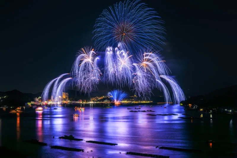 無料壁紙 青の花火に染まる鳥羽湾。PCとデスクトップ壁紙に最適な4K高画質の無料壁紙。三重県鳥羽市の鳥羽みなとまつりで撮影したフリー写真素材