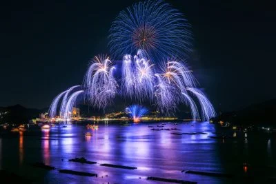 無料壁紙 青の花火に染まる鳥羽湾。PCとデスクトップ壁紙に最適な4K高画質の無料壁紙。三重県鳥羽市の鳥羽みなとまつりで撮影したフリー写真素材