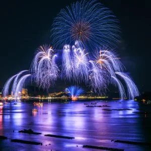 無料壁紙 青の花火に染まる鳥羽湾。PCとデスクトップ壁紙に最適な4K高画質の無料壁紙。三重県鳥羽市の鳥羽みなとまつりで撮影したフリー写真素材