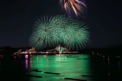 無料壁紙 緑がいっぱいの連発花火。PCとデスクトップ壁紙に最適な4K高画質の無料壁紙。三重県鳥羽市の鳥羽みなとまつりで撮影したフリー写真素材