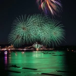 無料壁紙 緑がいっぱいの連発花火。PCとデスクトップ壁紙に最適な4K高画質の無料壁紙。三重県鳥羽市の鳥羽みなとまつりで撮影したフリー写真素材