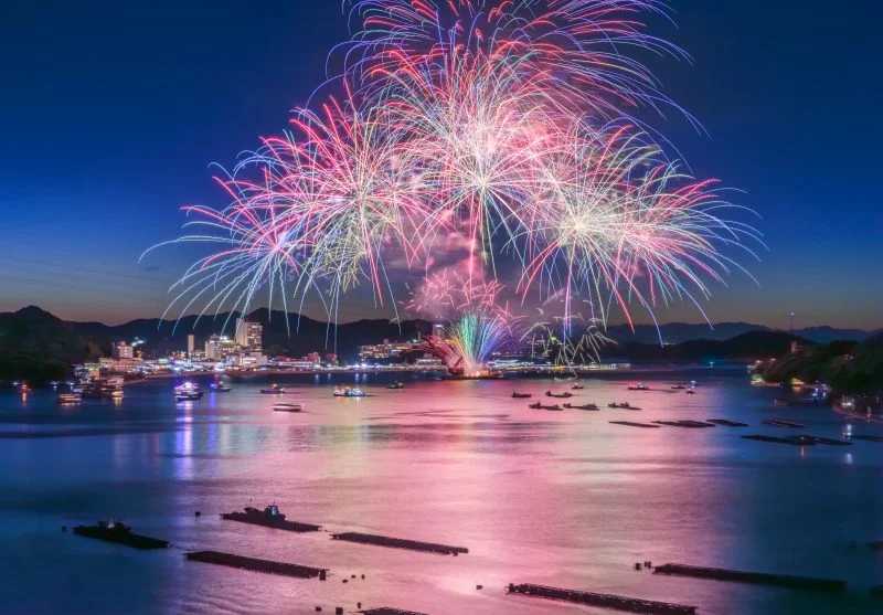 無料壁紙 明るい夜空とカラフルな花火。PCとデスクトップ壁紙に最適な4K高画質の無料壁紙。三重県鳥羽市の鳥羽みなとまつりで撮影したフリー写真素材