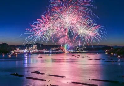 無料壁紙 明るい夜空とカラフルな花火。PCとデスクトップ壁紙に最適な4K高画質の無料壁紙。三重県鳥羽市の鳥羽みなとまつりで撮影したフリー写真素材