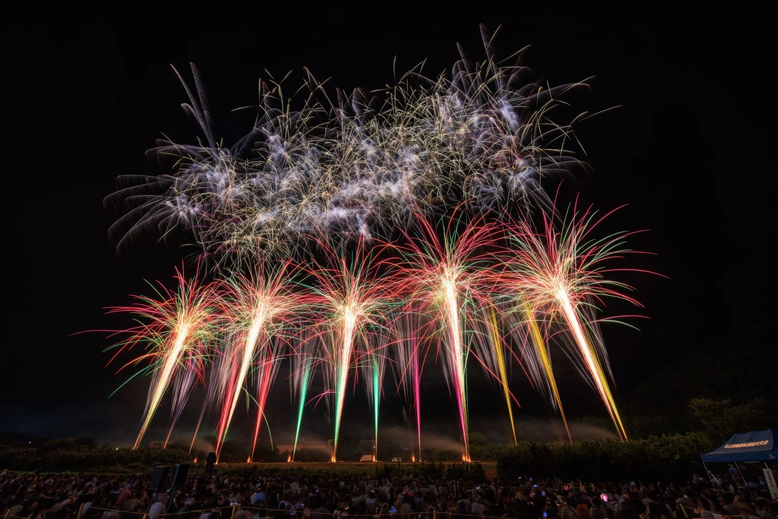 無料壁紙 序盤の連発花火。PCとデスクトップ壁紙に最適な4K高画質の無料壁紙。三重県亀山市の亀山市関宿納涼花火大会で撮影したフリー写真素材