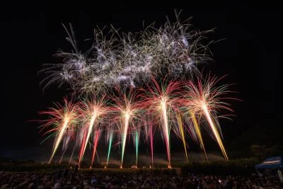 無料壁紙 序盤の連発花火。PCとデスクトップ壁紙に最適な4K高画質の無料壁紙。三重県亀山市の亀山市関宿納涼花火大会で撮影したフリー写真素材