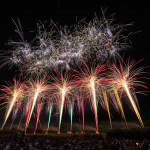 無料壁紙 序盤の連発花火。PCとデスクトップ壁紙に最適な4K高画質の無料壁紙。三重県亀山市の亀山市関宿納涼花火大会で撮影したフリー写真素材