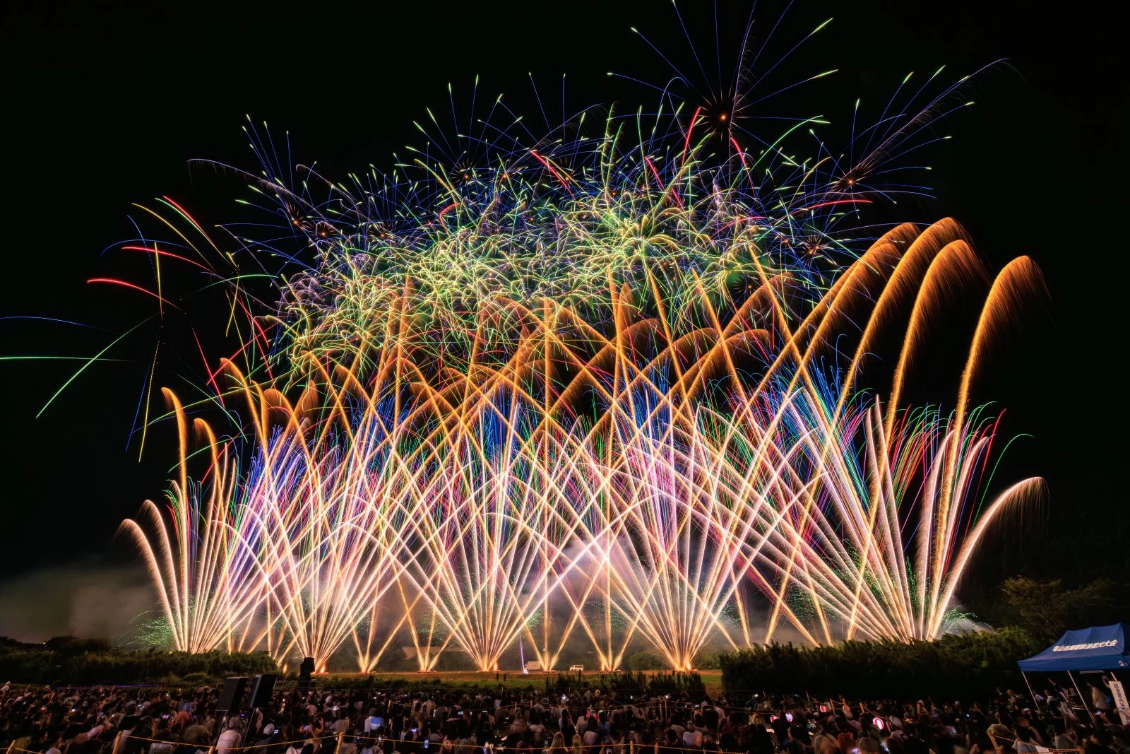 無料壁紙 青と緑の連発花火。PCとデスクトップ壁紙に最適な4K高画質の無料壁紙。三重県亀山市の亀山市関宿納涼花火大会で撮影したフリー写真素材