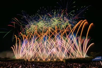 無料壁紙 青と緑の連発花火。PCとデスクトップ壁紙に最適な4K高画質の無料壁紙。三重県亀山市の亀山市関宿納涼花火大会で撮影したフリー写真素材