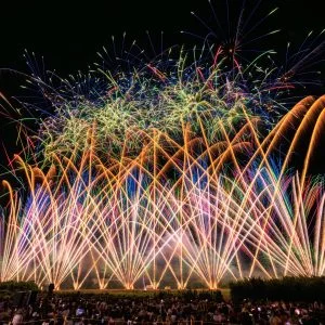 無料壁紙 青と緑の連発花火。PCとデスクトップ壁紙に最適な4K高画質の無料壁紙。三重県亀山市の亀山市関宿納涼花火大会で撮影したフリー写真素材