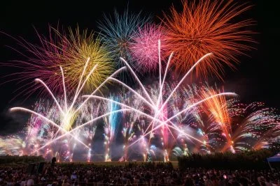 無料壁紙 カラフルで虹色な孔雀の花火。PCとデスクトップ壁紙に最適な4K高画質の無料壁紙。三重県亀山市の亀山市関宿納涼花火大会で撮影したフリー写真素材