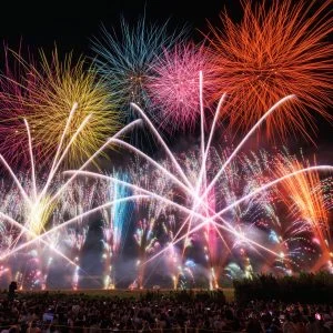 無料壁紙 カラフルで虹色な孔雀の花火。PCとデスクトップ壁紙に最適な4K高画質の無料壁紙。三重県亀山市の亀山市関宿納涼花火大会で撮影したフリー写真素材