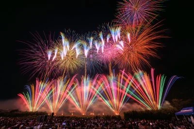 無料壁紙 虹色の孔雀とカラフルな花火。PCとデスクトップ壁紙に最適な4K高画質の無料壁紙。三重県亀山市の亀山市関宿納涼花火大会で撮影したフリー写真素材