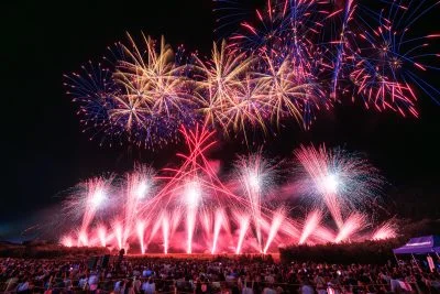 無料壁紙 赤と青の連発花火。PCとデスクトップ壁紙に最適な4K高画質の無料壁紙。三重県亀山市の亀山市関宿納涼花火大会で撮影したフリー写真素材