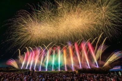 無料壁紙 夜空いっぱいに咲き誇る彩りの大輪。PCとデスクトップ壁紙に最適な4K高画質の無料壁紙。三重県亀山市の亀山市関宿納涼花火大会で撮影したフリー写真素材