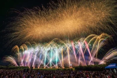 無料壁紙 虹色のスターマイン。PCとデスクトップ壁紙に最適な4K高画質の無料壁紙。三重県亀山市の亀山市関宿納涼花火大会で撮影したフリー写真素材