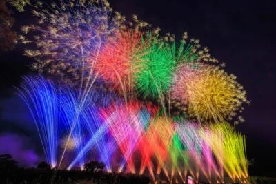 無料壁紙 2026年の虹色スターマイン。PCとデスクトップ壁紙に最適な4K高画質の無料壁紙。三重県亀山市の亀山市関宿納涼花火大会で撮影したフリー写真素材