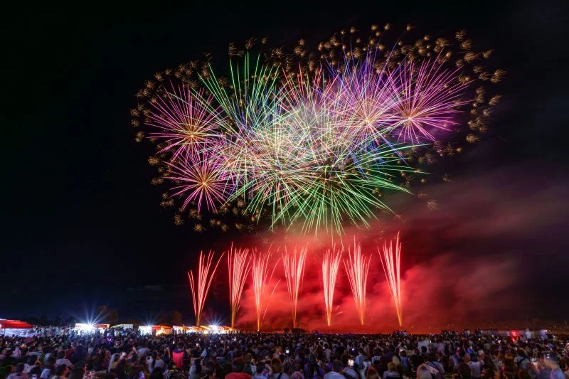 無料壁紙 グランドに打ち上がる花火。PCとデスクトップ壁紙に最適な4K高画質の無料壁紙。三重県津市の久居花火大会で撮影したフリー写真素材
