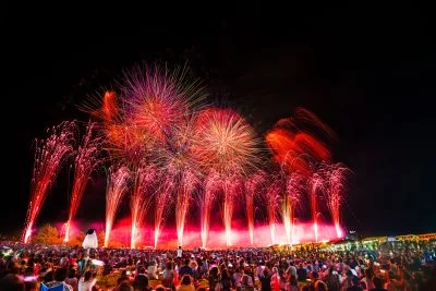 無料壁紙 赤色スターマイン。PCとデスクトップ壁紙に最適な4K高画質の無料壁紙。三重県津市の久居花火大会で撮影したフリー写真素材