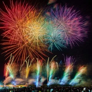 無料壁紙 シリーズ７「愛と勇気の物語」。PCとデスクトップ壁紙に最適な4K高画質の無料壁紙。三重県津市の久居花火大会で撮影したフリー写真素材