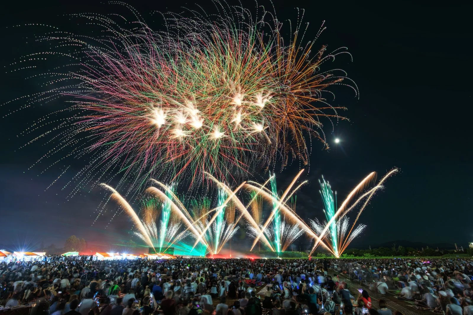 無料壁紙 シリーズ６_夜空に咲くひまわり。PCとデスクトップ壁紙に最適な4K高画質の無料壁紙。三重県津市の久居花火大会で撮影したフリー写真素材