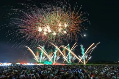 無料壁紙 シリーズ６_夜空に咲くひまわり。PCとデスクトップ壁紙に最適な4K高画質の無料壁紙。三重県津市の久居花火大会で撮影したフリー写真素材