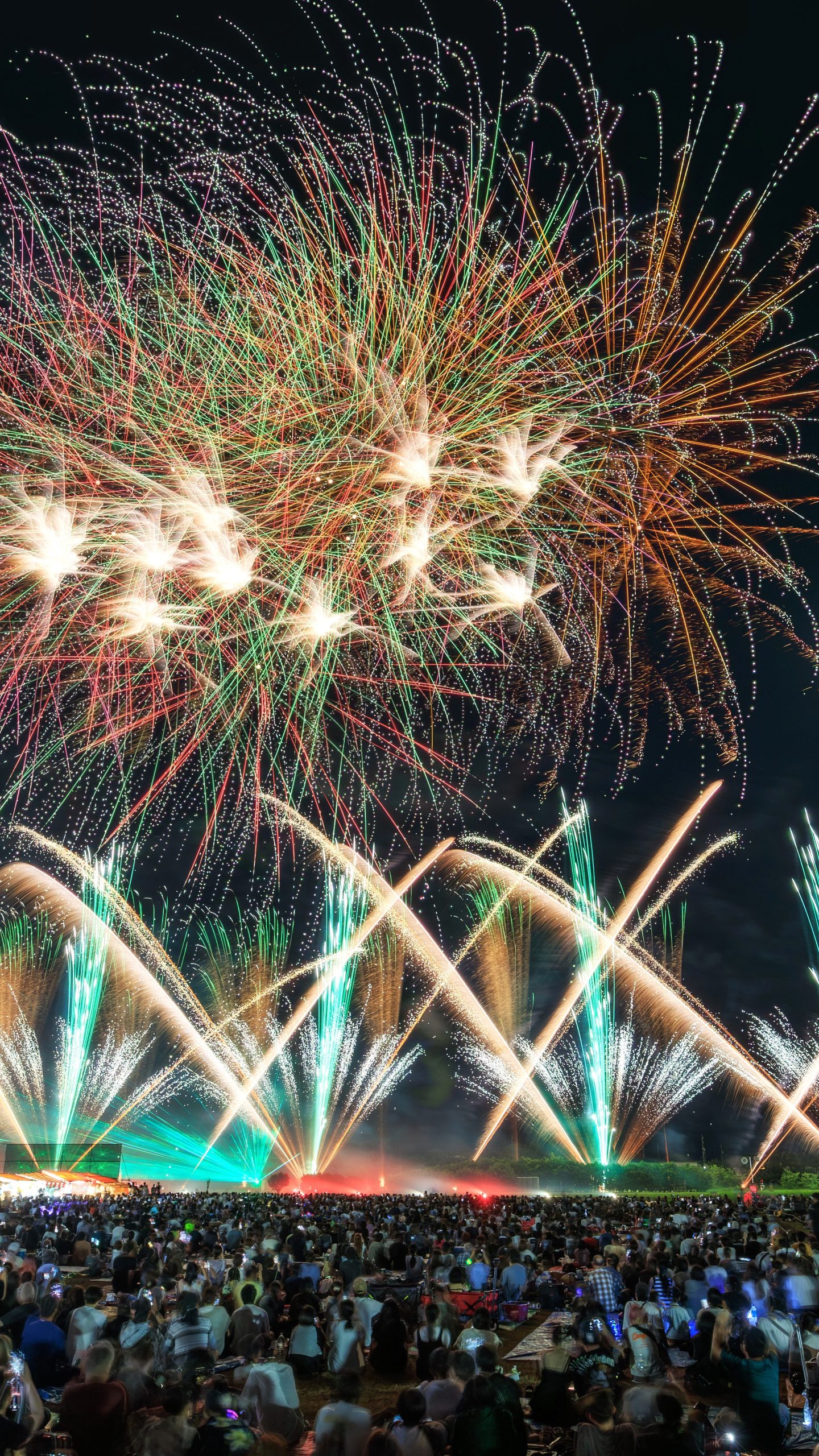 無料壁紙 シリーズ6_夜空に咲くひまわり。PCとデスクトップ壁紙に最適な4K高画質の無料壁紙。三重県津市の久居花火大会で撮影したフリー写真素材