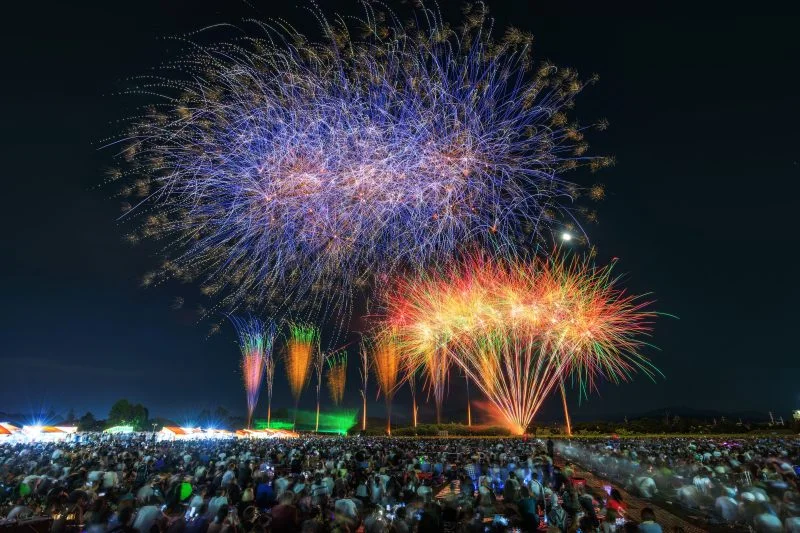 無料壁紙 シリーズ6_青い花火。PCとデスクトップ壁紙に最適な4K高画質の無料壁紙。三重県津市の久居花火大会で撮影したフリー写真素材