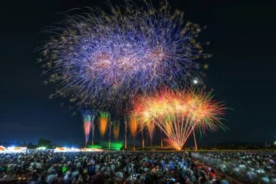 無料壁紙 シリーズ6_青い花火。PCとデスクトップ壁紙に最適な4K高画質の無料壁紙。三重県津市の久居花火大会で撮影したフリー写真素材