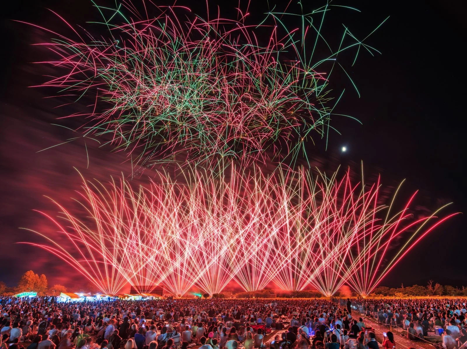 無料壁紙 シリーズ4_キレキレの花火。PCとデスクトップ壁紙に最適な4K高画質の無料壁紙。三重県津市の久居花火大会で撮影したフリー写真素材