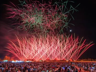 無料壁紙 シリーズ4_キレキレの花火。PCとデスクトップ壁紙に最適な4K高画質の無料壁紙。三重県津市の久居花火大会で撮影したフリー写真素材