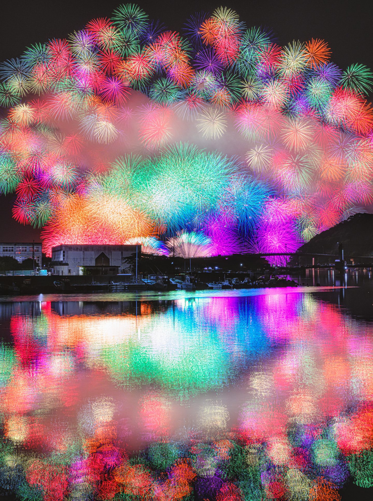 江の浦湾の水面に映る彩色千輪菊(三重県紀北町・きほく燈籠祭)