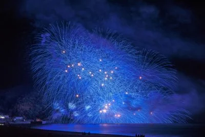 無料壁紙 青千輪。PCとデスクトップ壁紙に最適な4K高画質の無料壁紙。三重県熊野市の熊野大花火大会で撮影したフリー写真素材