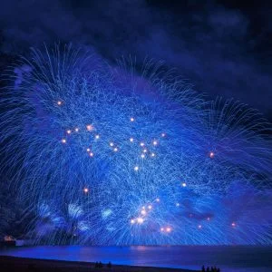 無料壁紙 青千輪。PCとデスクトップ壁紙に最適な4K高画質の無料壁紙。三重県熊野市の熊野大花火大会で撮影したフリー写真素材