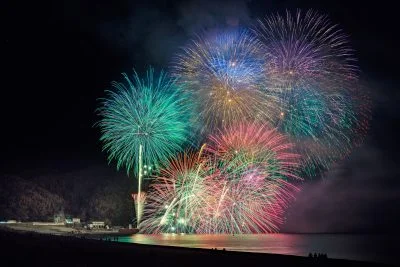 無料壁紙 スターマイン。PCとデスクトップ壁紙に最適な4K高画質の無料壁紙。三重県熊野市の熊野大花火大会で撮影したフリー写真素材