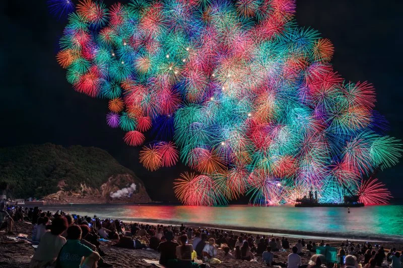 無料壁紙 2023年の彩色千輪菊。PCとデスクトップ壁紙に最適な4K高画質の無料壁紙。三重県熊野市の熊野大花火大会で撮影したフリー写真素材
