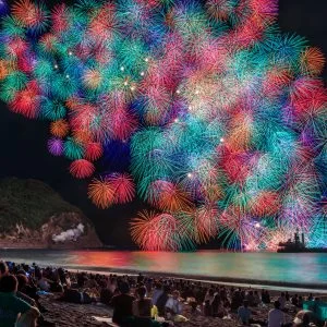 無料壁紙 2023年の彩色千輪菊。PCとデスクトップ壁紙に最適な4K高画質の無料壁紙。三重県熊野市の熊野大花火大会で撮影したフリー写真素材
